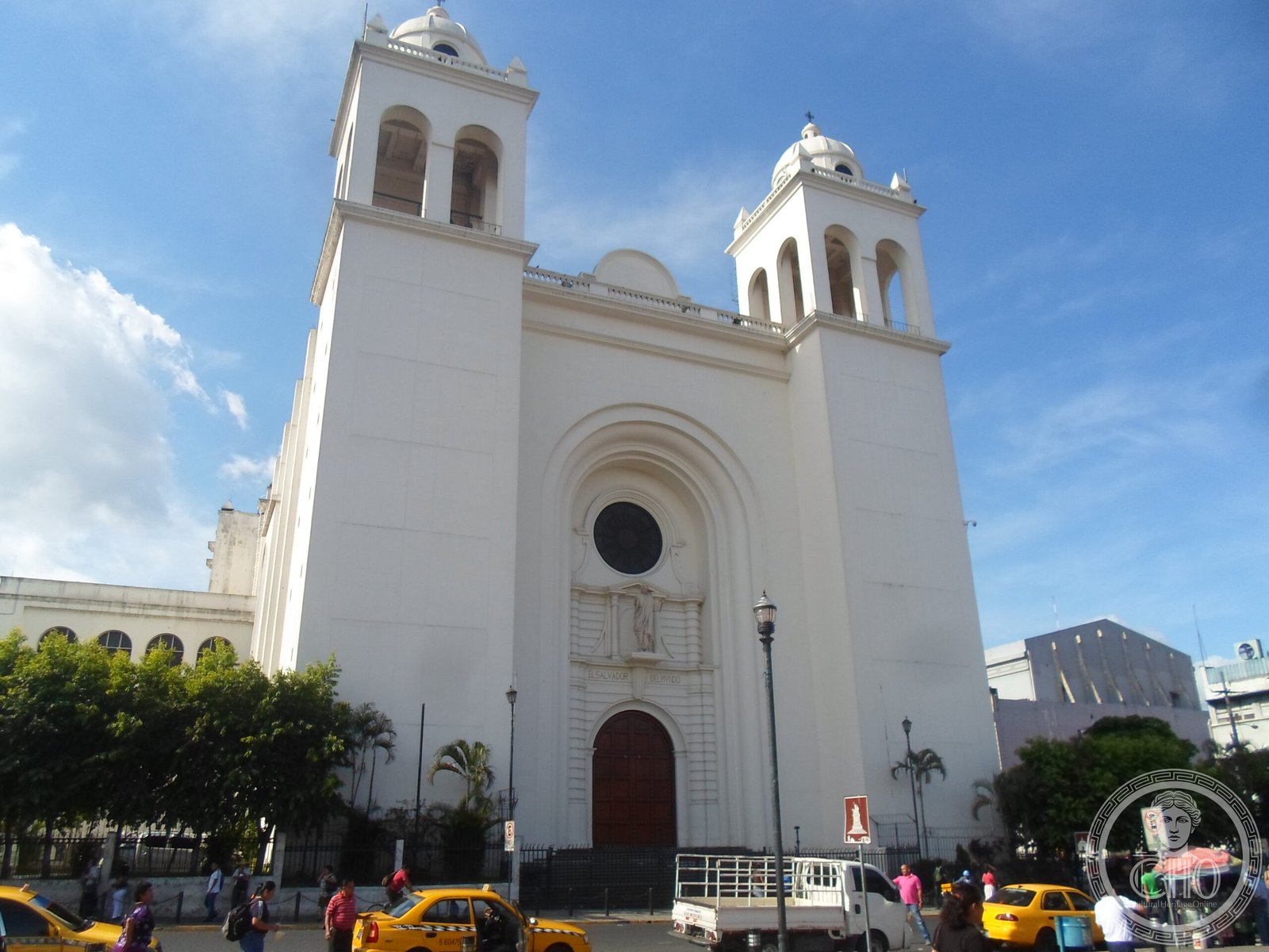 Metropolitan Cathedral of San Salvador, a cream Neoclassical facade with twin bell towers, rose window, and the inscription EL SALVADOR DEL MVNDO