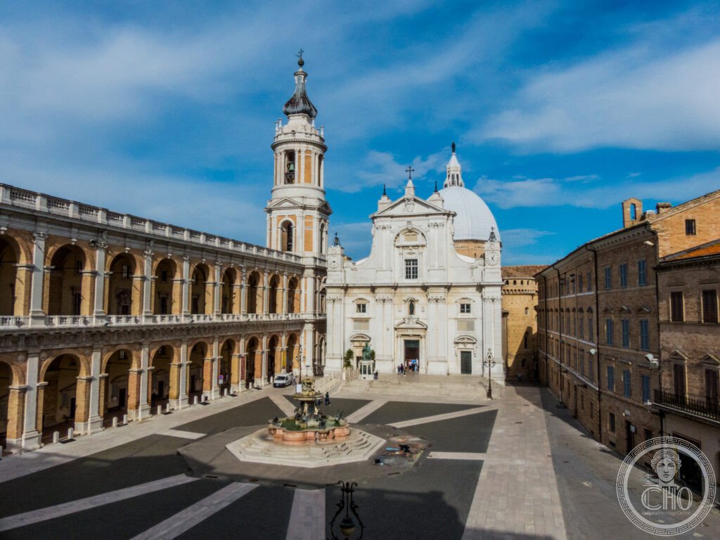 Facciata rinascimentale della Basilica della Santa Casa di Loreto, Marche, vista dal portico di Piazza della Madonna