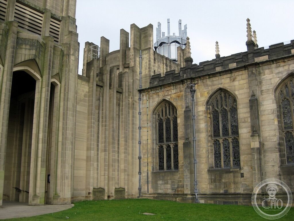 Vista da sud-est della Cattedrale di Sheffield con la guglia gotica e le aggiunte moderniste