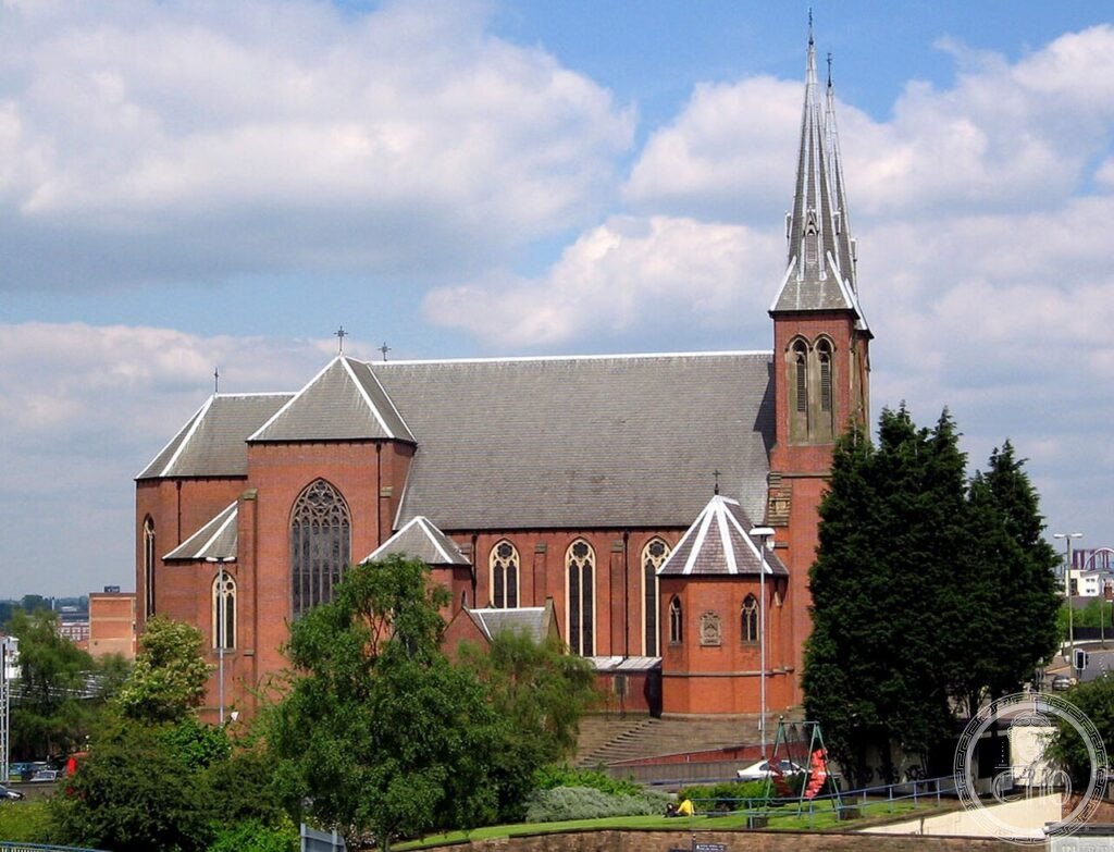 Facciata gotica in mattoni della Cattedrale cattolica di St Chad a Birmingham, progettata da Pugin