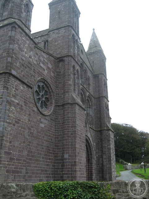 Facciata gotica della cattedrale di St Davids nella valle del fiume Alun, Galles