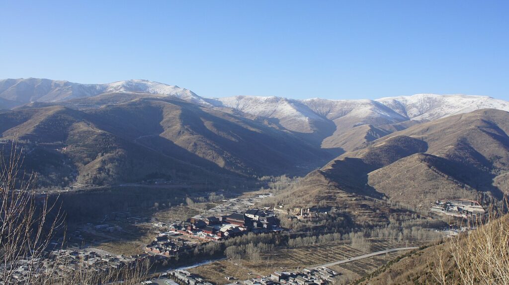 Mount Wutai Five-Platform Sacred Monasteries: Guide Mount Wutai Five-Platform Sacred Monasteries: Guide