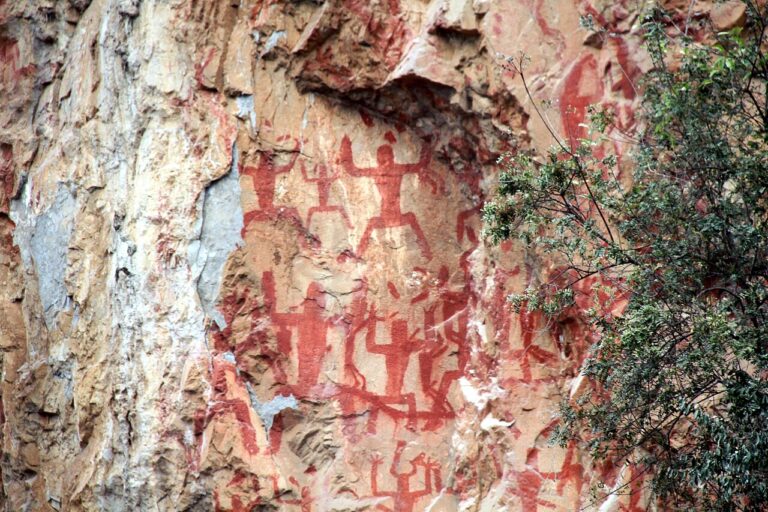 Zuojiang Huashan Cliff Rock Art Figures: Guide