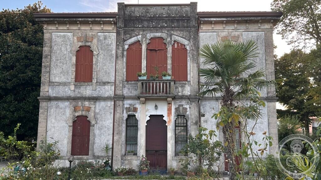 Facade of the villa showing both civic numbers 2 and 4
