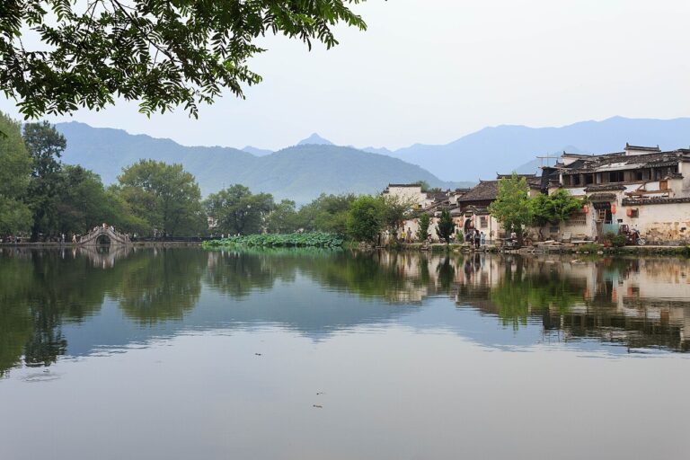 UNESCO World Heritage Sites Near Xidi and Hongcun: The Ming-Dynasty Buffalo-Shaped Water System That Still Flows Through Every House, the Merchant Village in “Crouching Tiger Hidden Dragon” and 330 Whitewashed Huizhou Halls