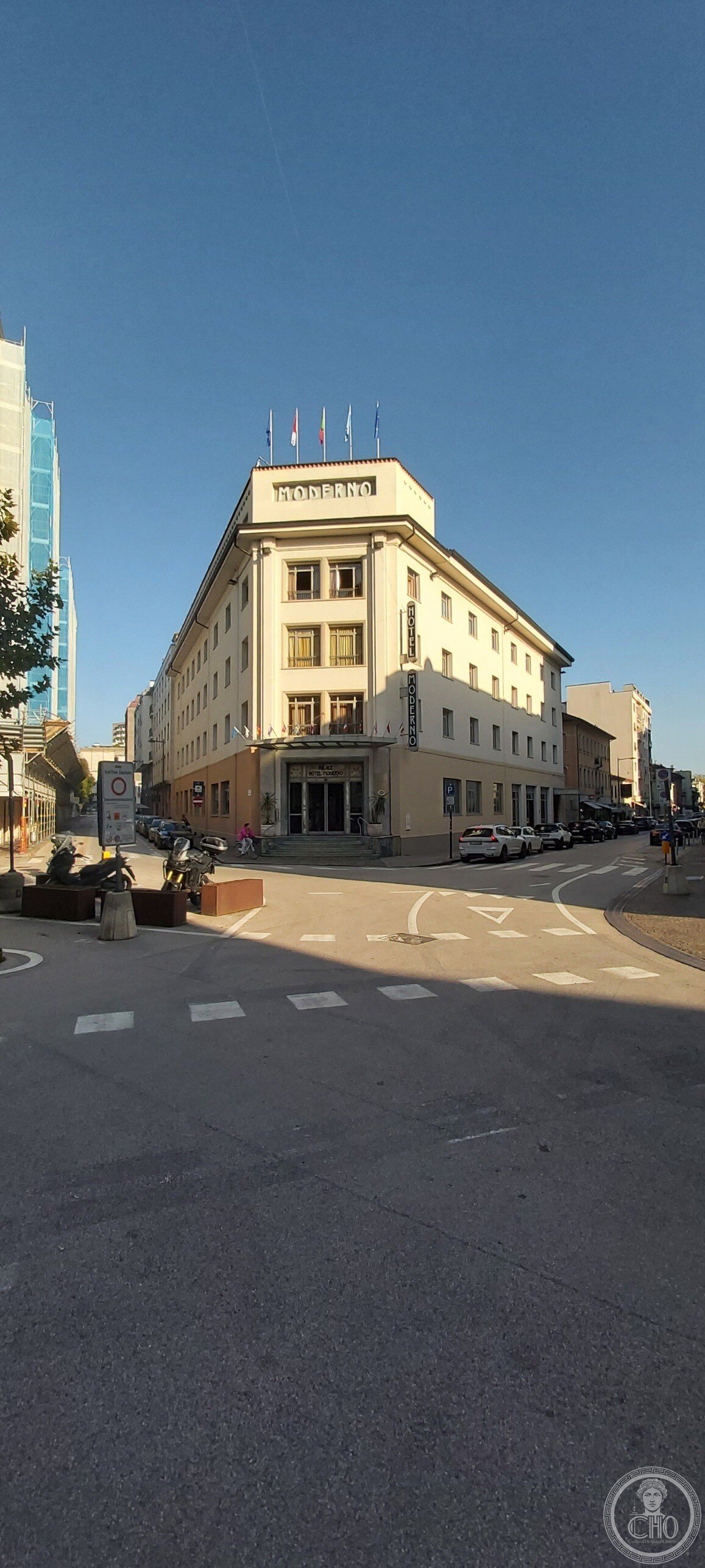 The Albergo Moderno seen along viale Franco Martelli, its long flank running away from the corner