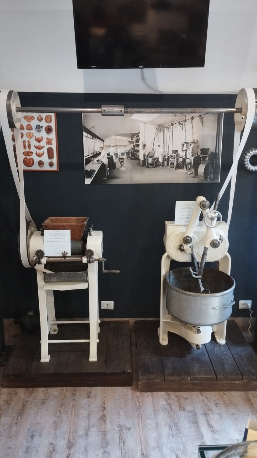 Refining machine and arm mixer under a historical photograph, Artefact Frascati