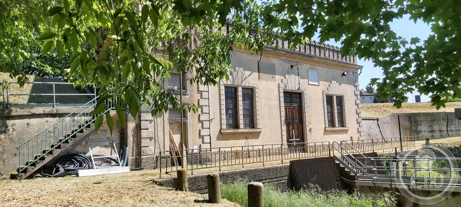 The Palù Catajo pumping station seen from the canal side, with the sluice gate, the concrete apron and the embankment stair