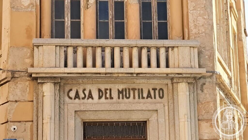 The balcony and the carved letters CASA DEL MUTILATO above the entrance