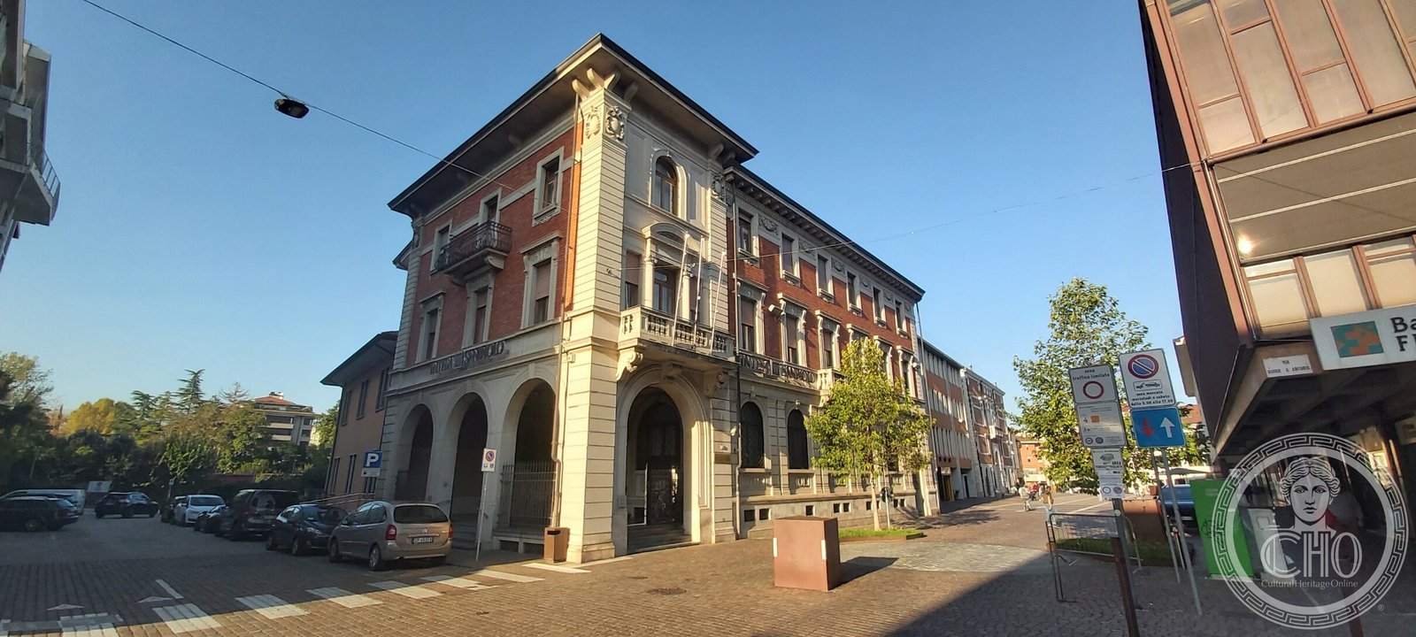 The stone ground floor of the former Cassa di Risparmio with its portico of round arches, seen from the square