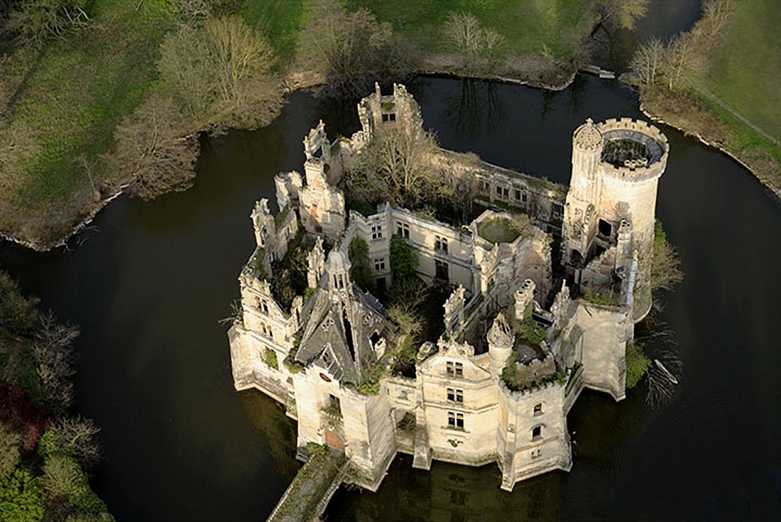 Château de la Mothe-Chandeniers — view Château de la Mothe-Chandeniers — view