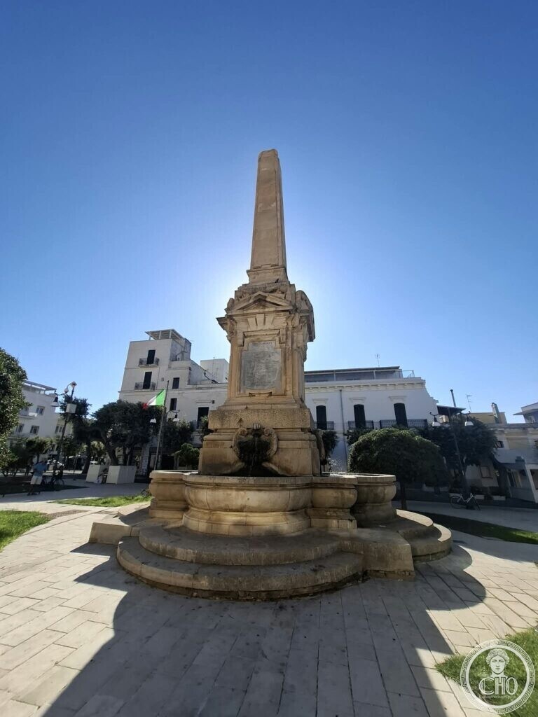 The war memorial obelisk of Gallipoli in its fountain