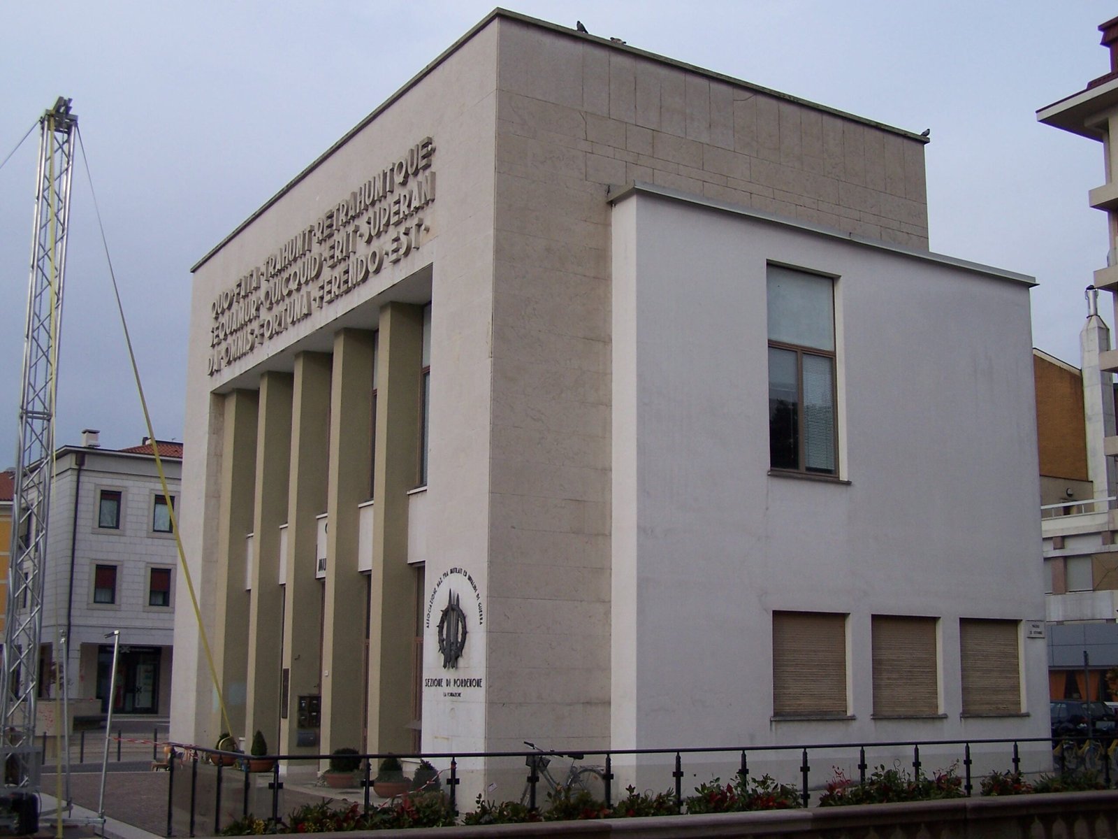 The Casa del Mutilato in Pordenone in 2007, its pilasters painted a dull olive and its flank plain white