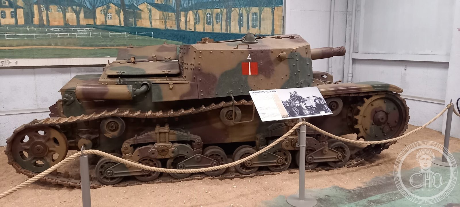 Side view of the Semovente 75/18 M40, showing the low fixed casemate, the short 75 mm howitzer and the museum's label