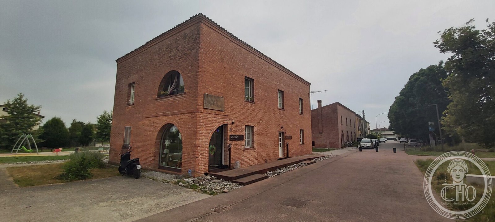 Borgo Rurale Fratelli Grinzato Vigonza — brick house with arched shop window on the pedestrian street