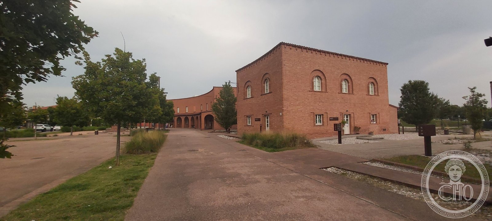 Borgo Rurale Fratelli Grinzato Vigonza — freestanding brick house with round-arched windows