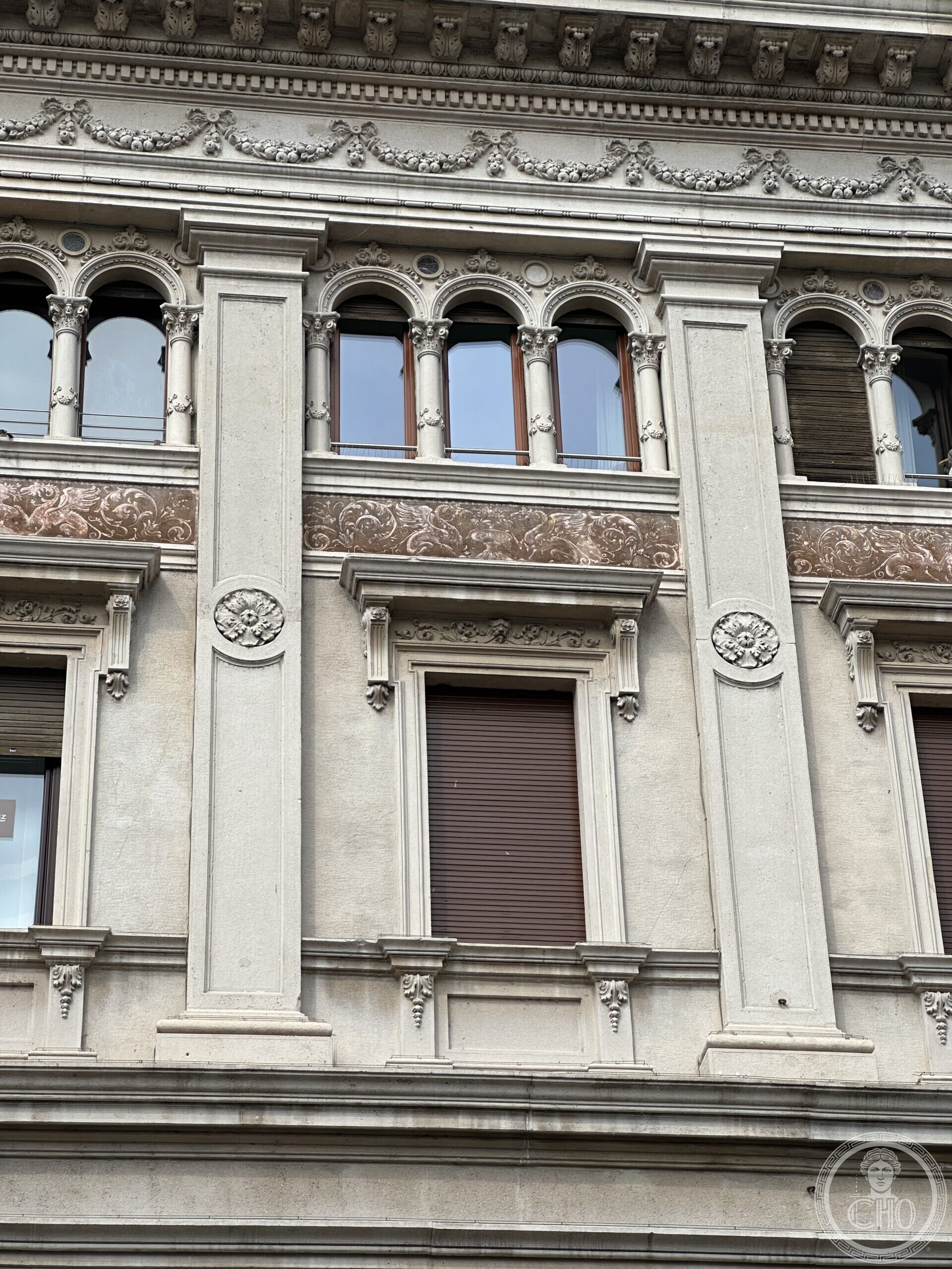 The full facade of the early-20th-century palazzo on Via Calmaggiore, Treviso