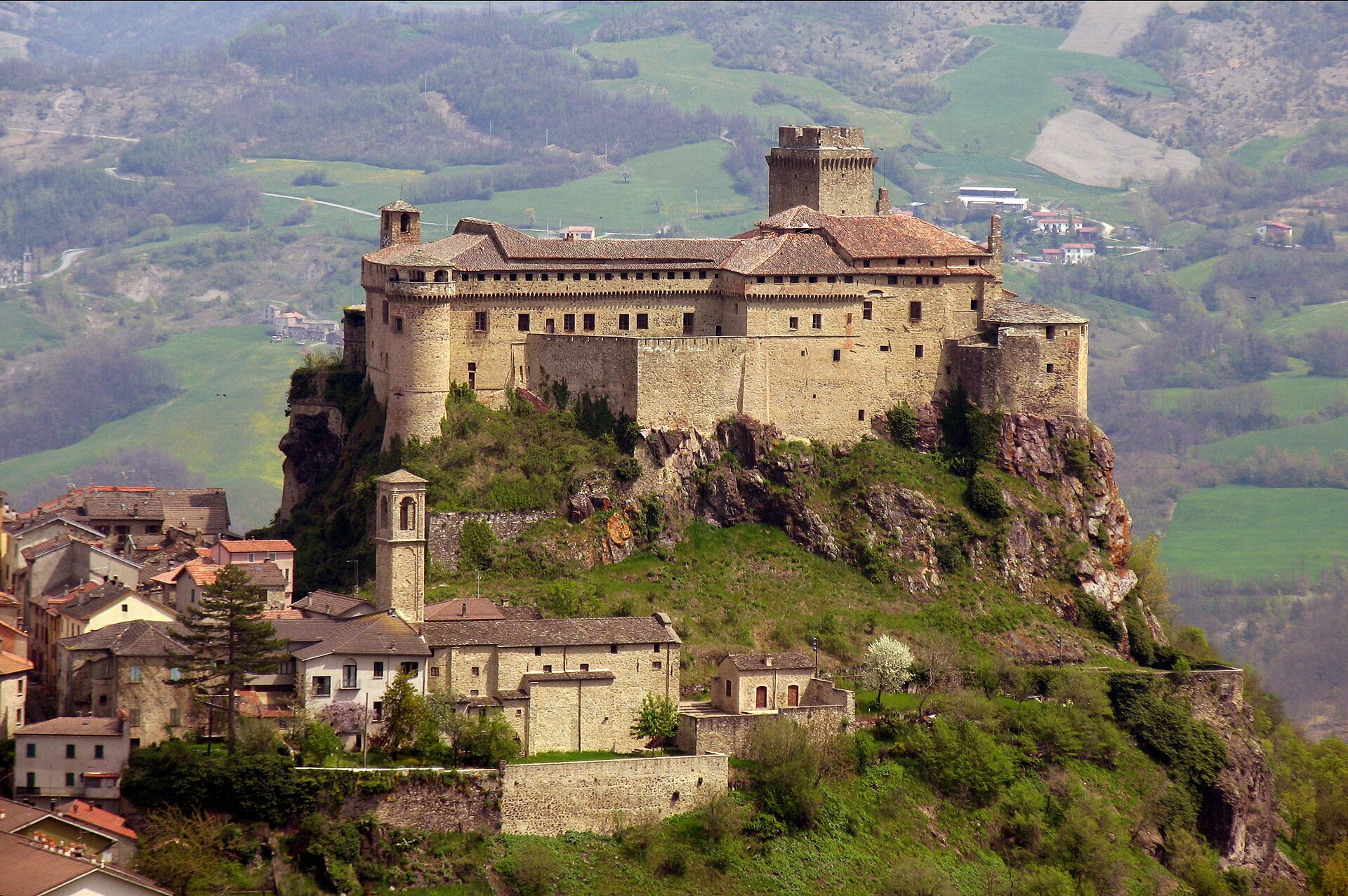 Castello di Bardi — via Wikimedia Commons Castello di Bardi — via Wikimedia Commons