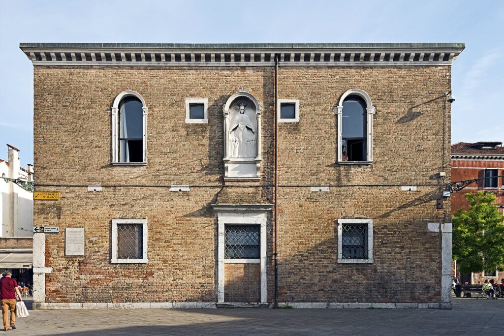 The two-storey guild hall of the Varoteri, standing free in the middle of Campo Santa Margherita