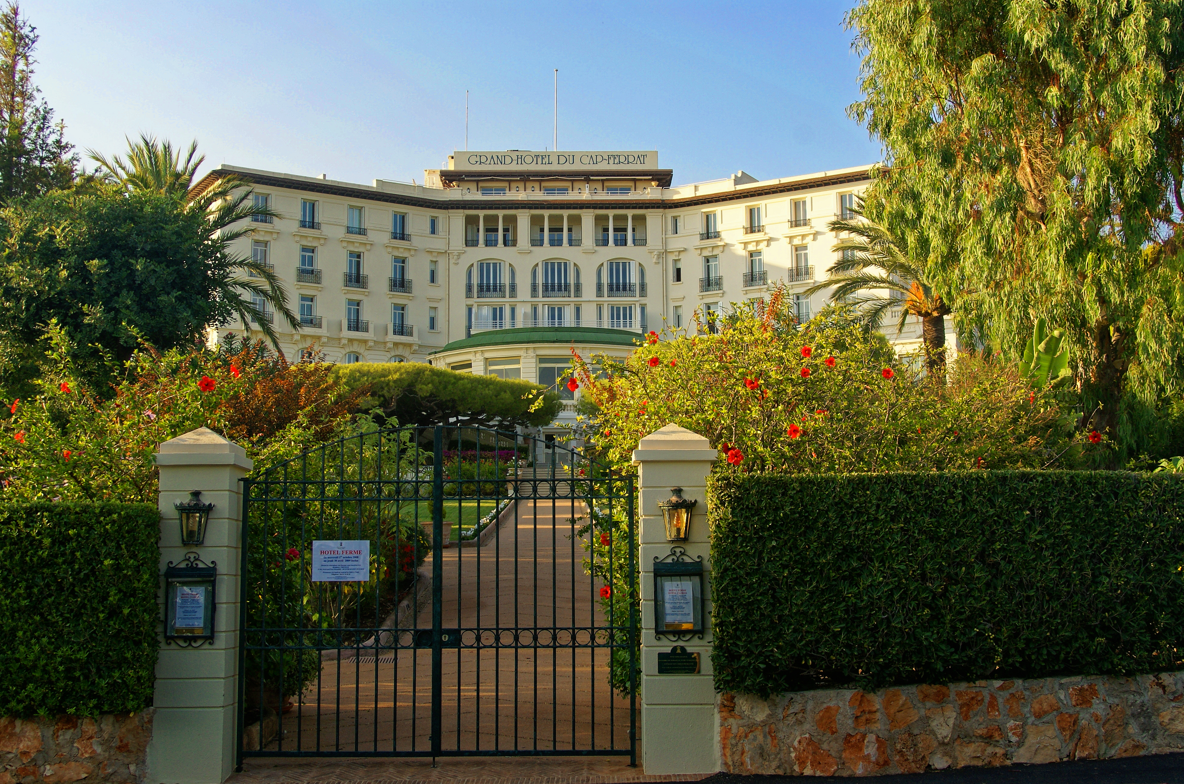 Grand-Hôtel du Cap-Ferrat seen from Avenue de la Corniche
