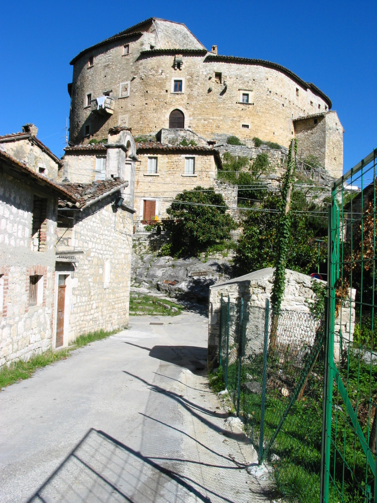 Castel Di Luco — via Wikimedia Commons