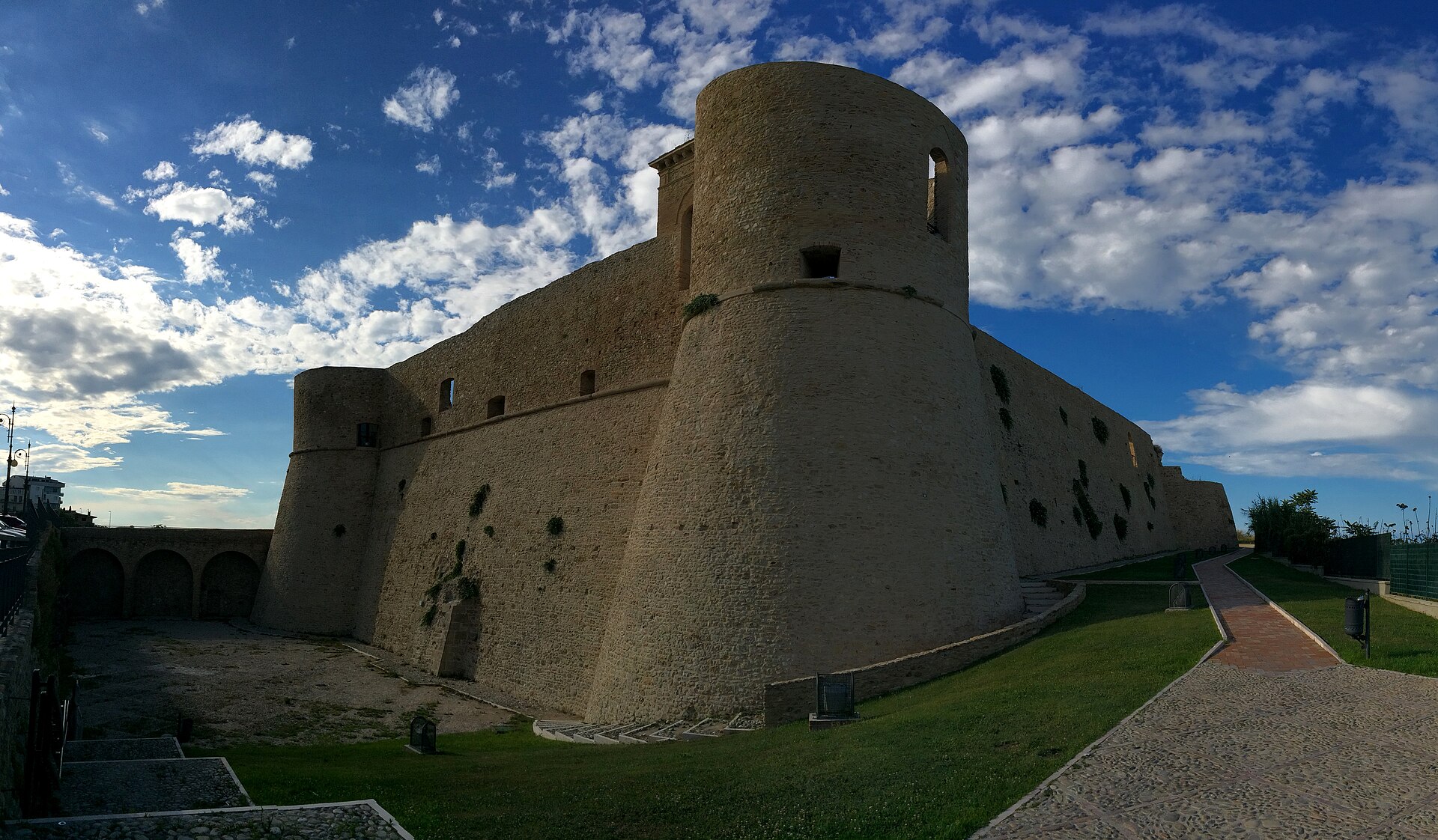 Castello Aragonese — via Wikimedia Commons