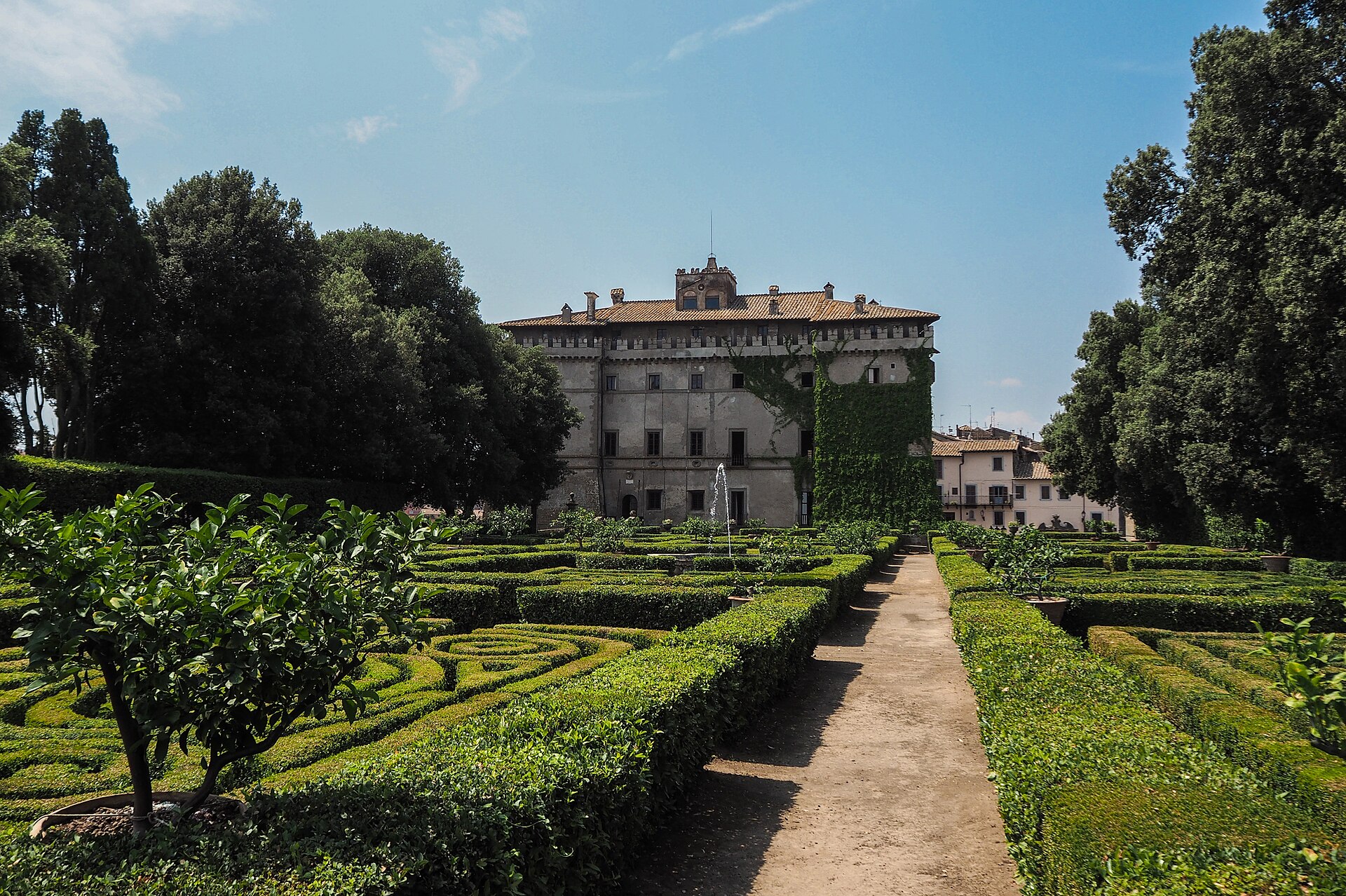 Castello Ruspoli — via Wikimedia Commons