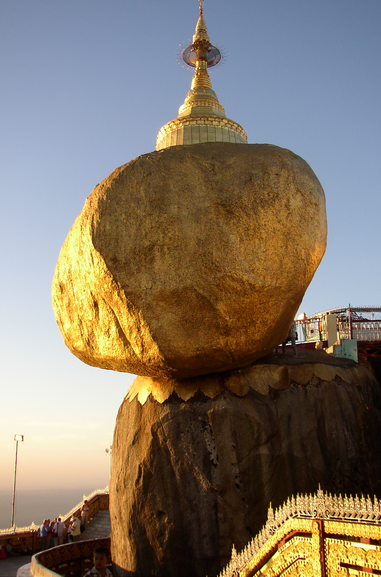 Pagoda Kyaiktiyo — via Wikimedia Commons