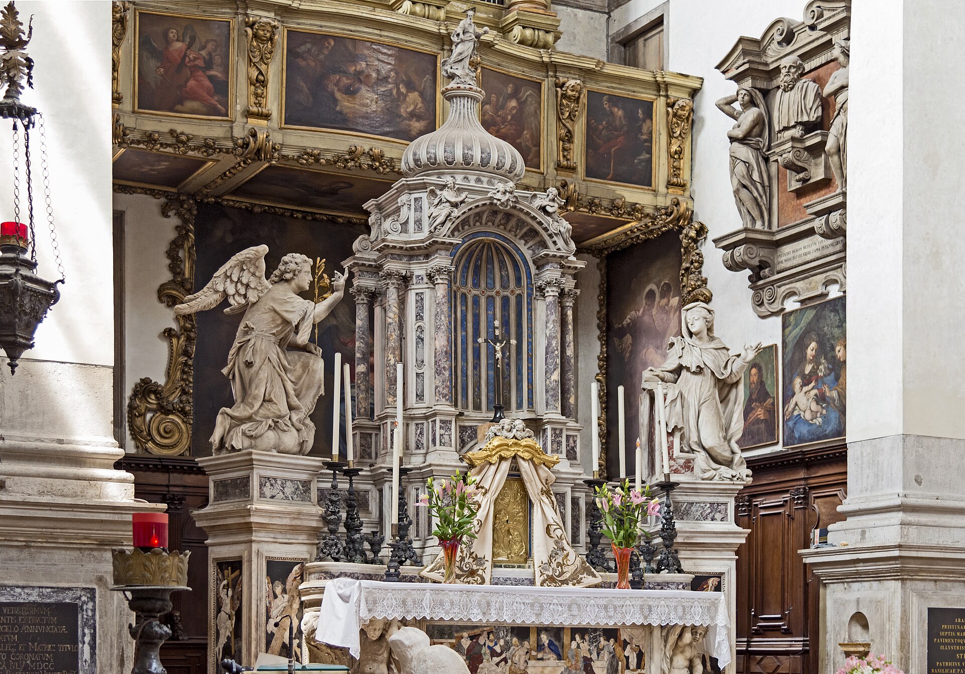 The high altar, with the two figures of the Annunciation flanking the tabernacle
