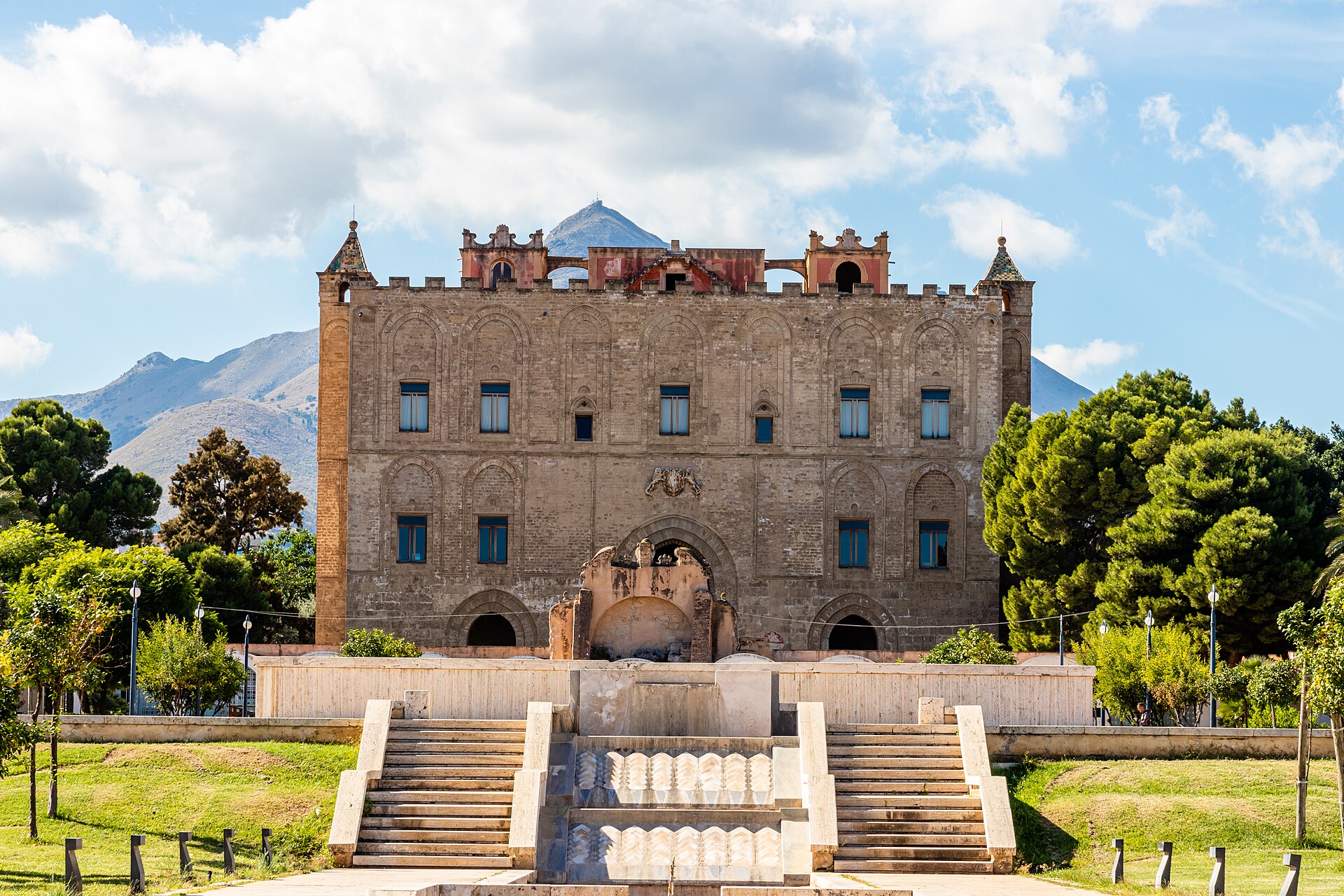 Castello Della Zisa — via Wikimedia Commons Castello Della Zisa — via Wikimedia Commons