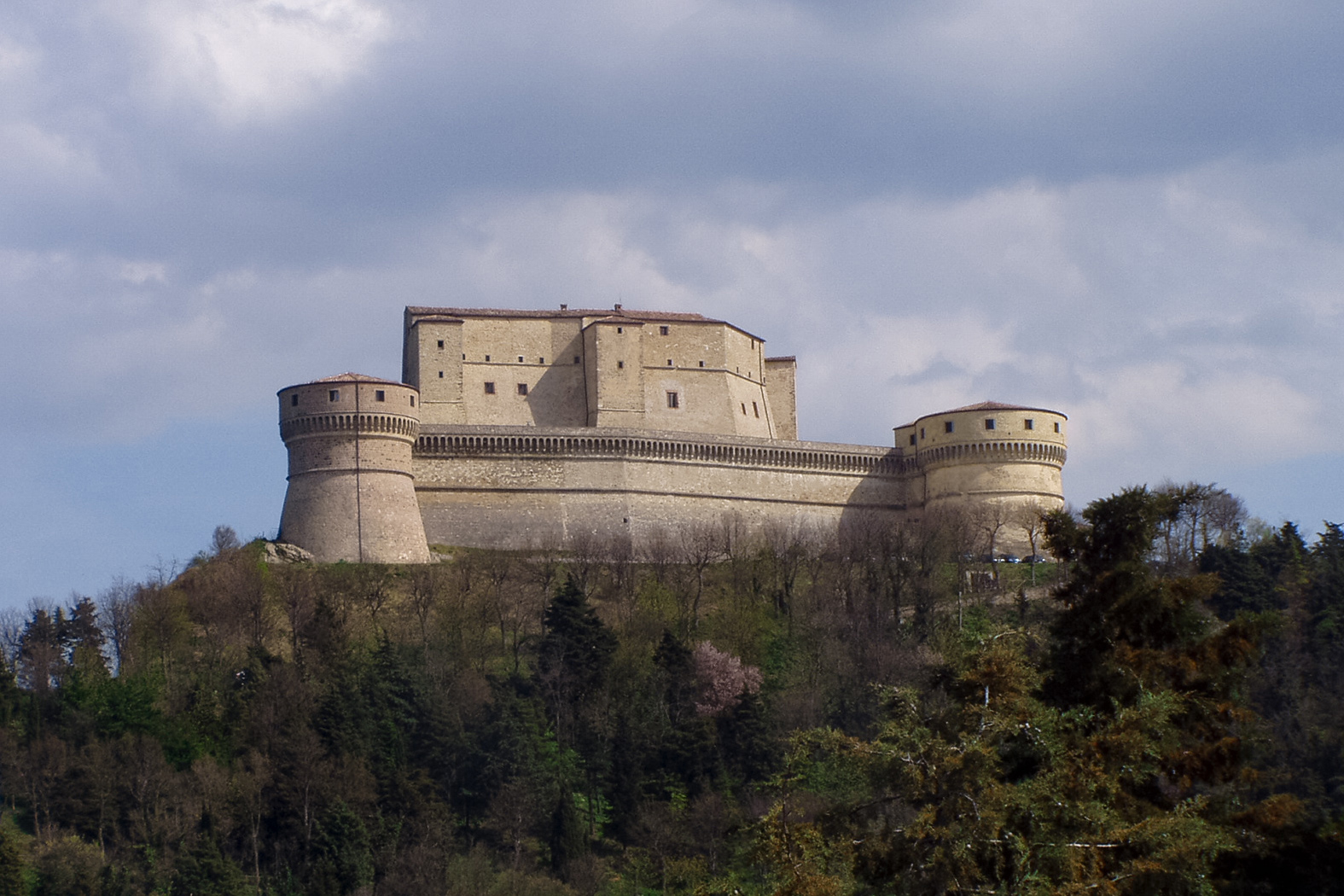 Rocca Di San Leo — via Wikimedia Commons