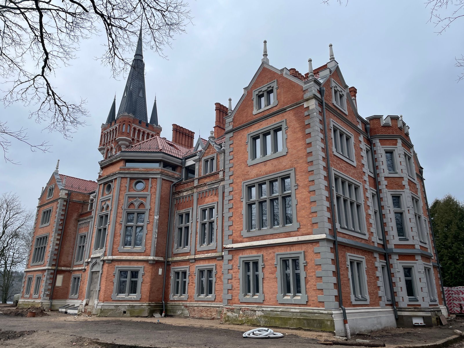 Lentvaris Manor — view