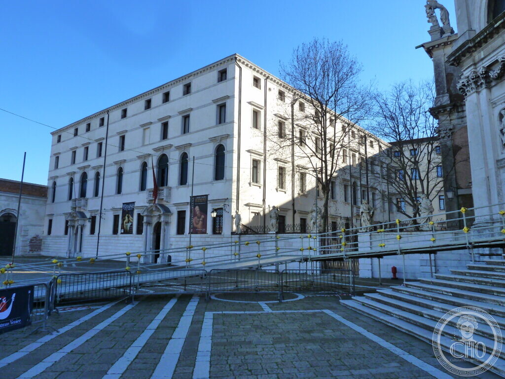 The Palazzo del Seminario Patriarcale in Venice seen along its front, with the wall and statues of the courtyard at the right