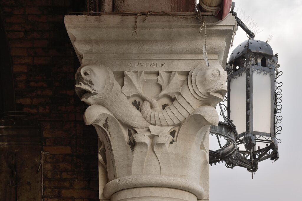 One of the capitals carved by Domenico Rupolo to Laurenti's drawings