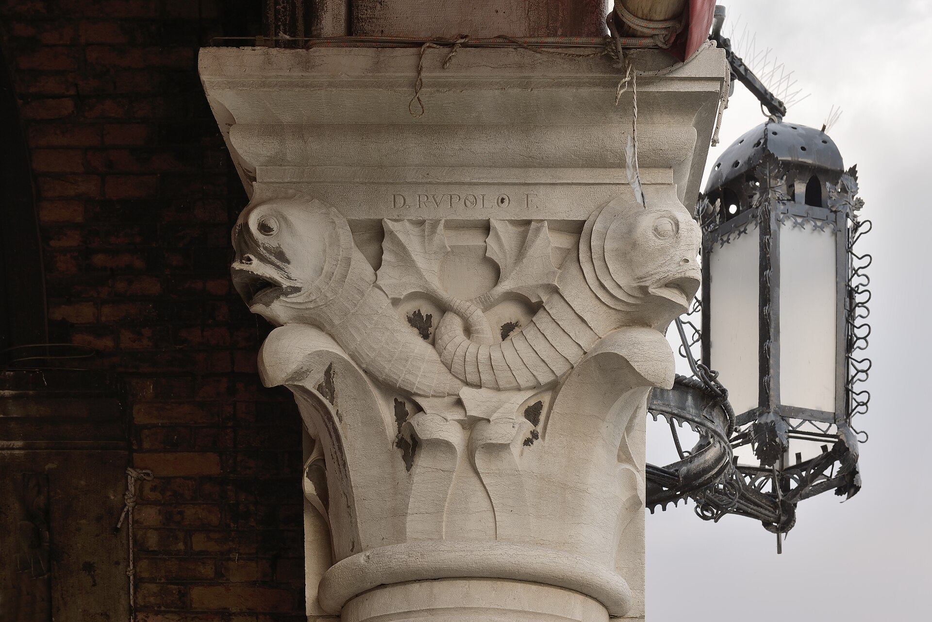 One of the capitals carved by Domenico Rupolo to Laurenti's drawings