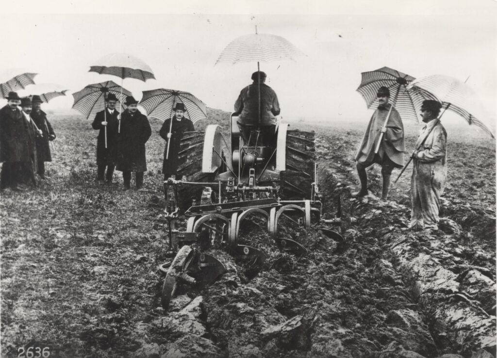 Archival photograph of the Fiat 702 tractor, published by Touring Club Italiano in 1919