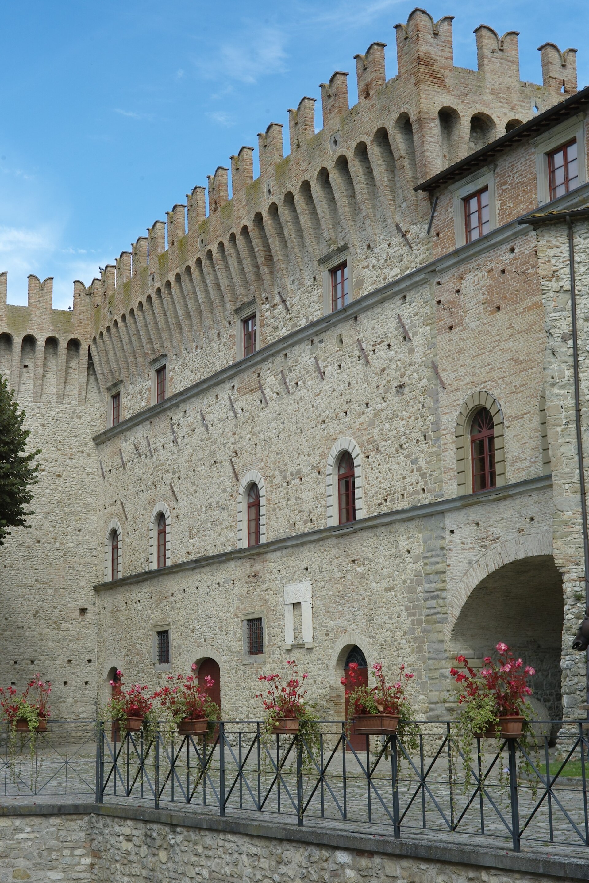 Castello dei Conti Oliva — via Wikimedia Commons