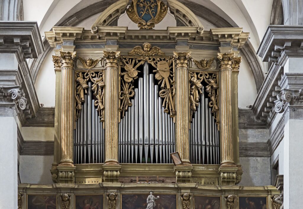 The organ inside the single nave