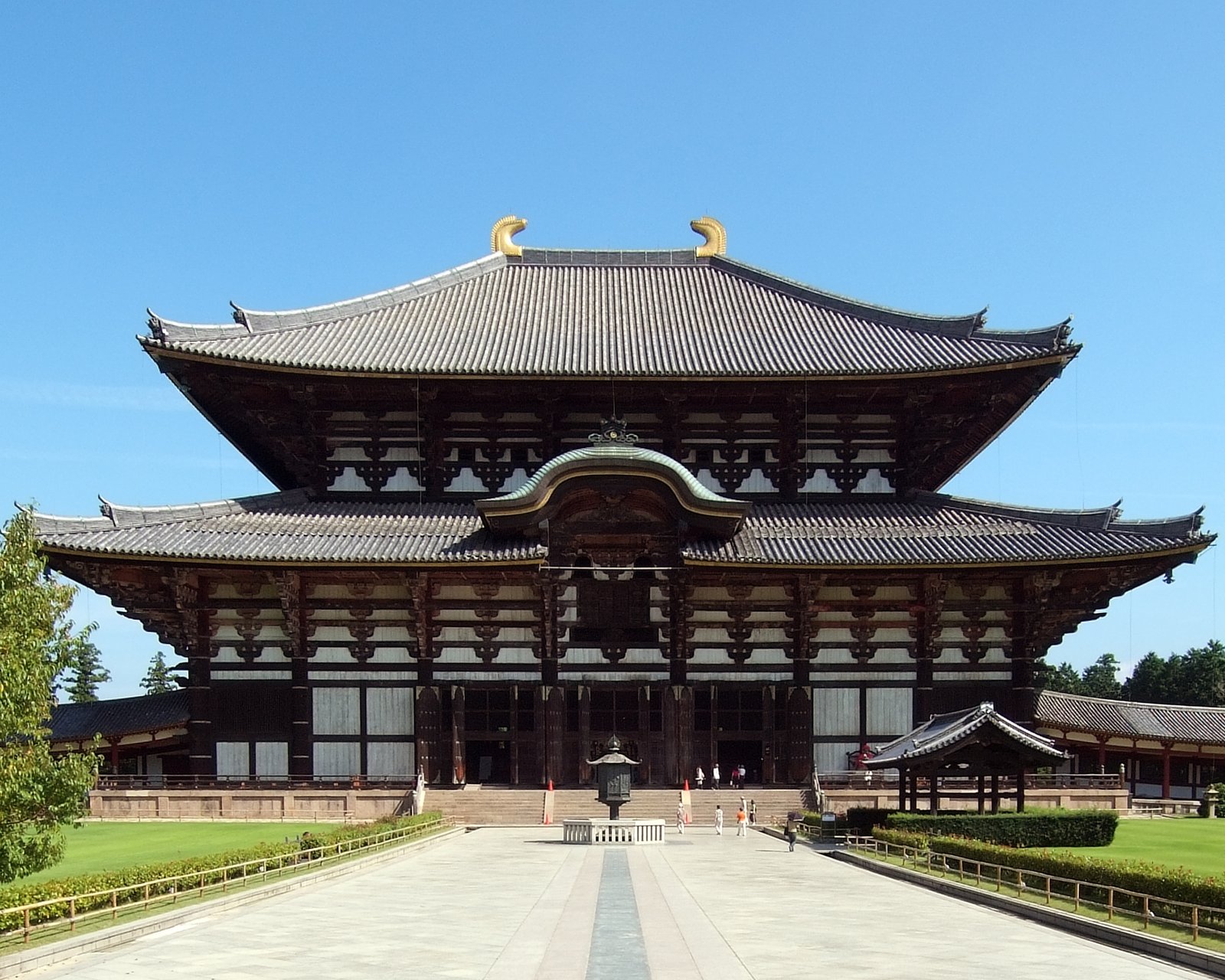 Todai-ji Great Buddha Hall facade, monumental wooden structure with double-hipped roof