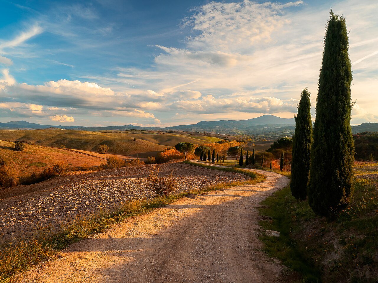 Val d'Orcia, Tuscany — the rolling hills behind every Trecento Madonna