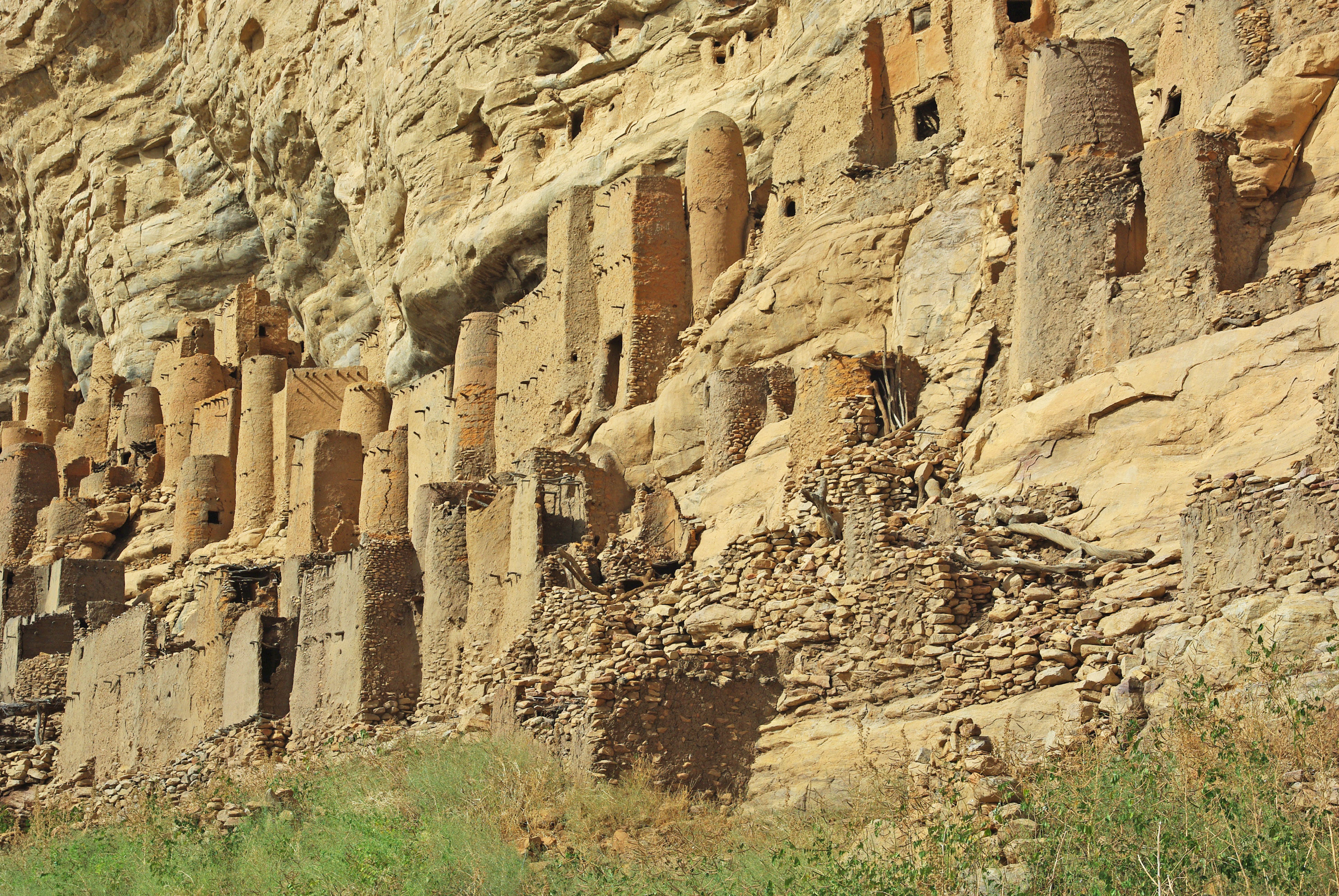 Dogon village at the foot of the Bandiagara escarpment sandstone cliffs, Mali