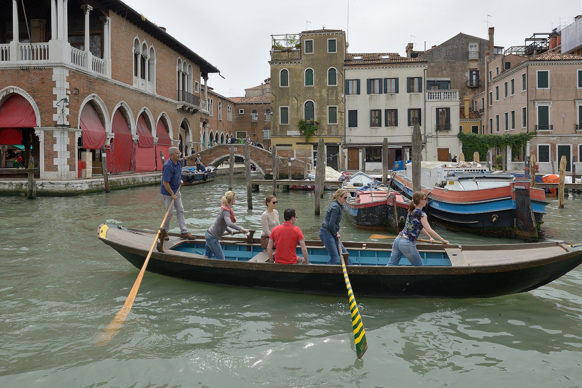 Rowers on the Grand Canal passing the Pescaria