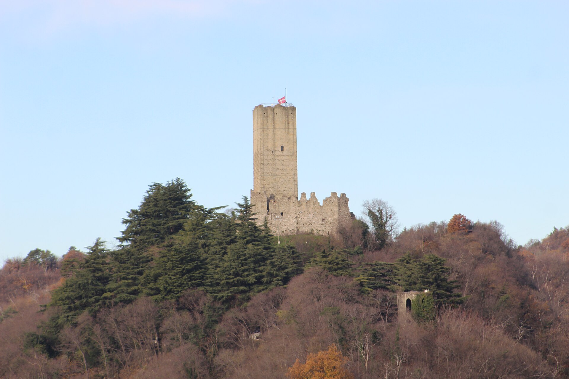 Castel Baradello — via Wikimedia Commons