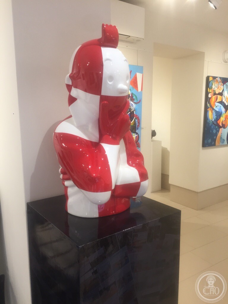 Red and white checkered sculpted bust on display inside Bel-Air Fine Art, Dorsoduro, Venice