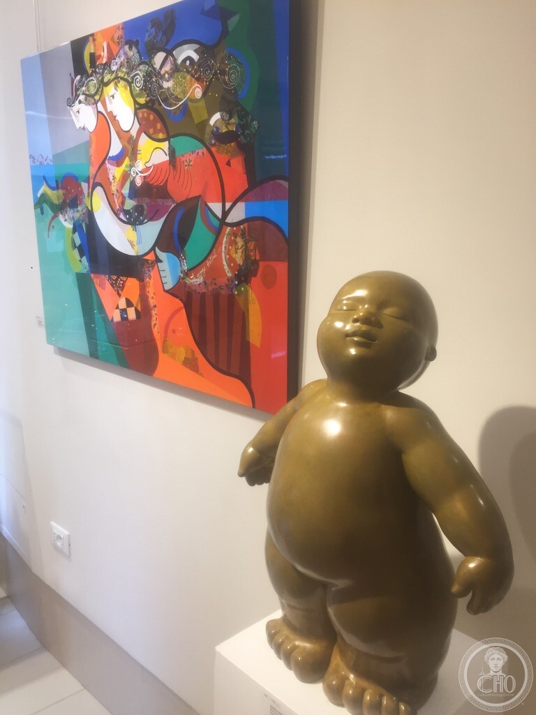 Bronze figurative sculpture and colorful abstract painting inside Bel-Air Fine Art, Dorsoduro, Venice