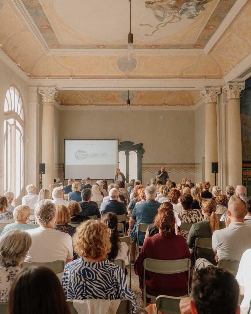 A full room during the presentation in the Sala della Mescita at the Terme del Corallo