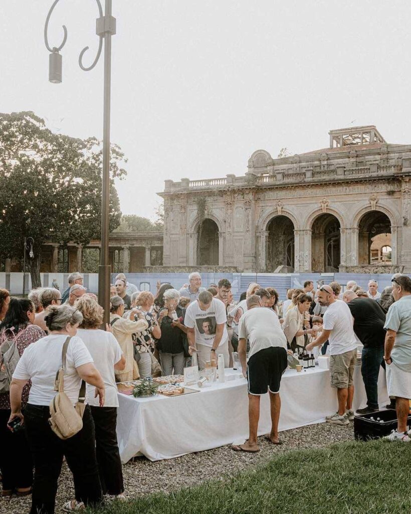 A crowd in front of the facade of the Terme del Corallo during the presentation