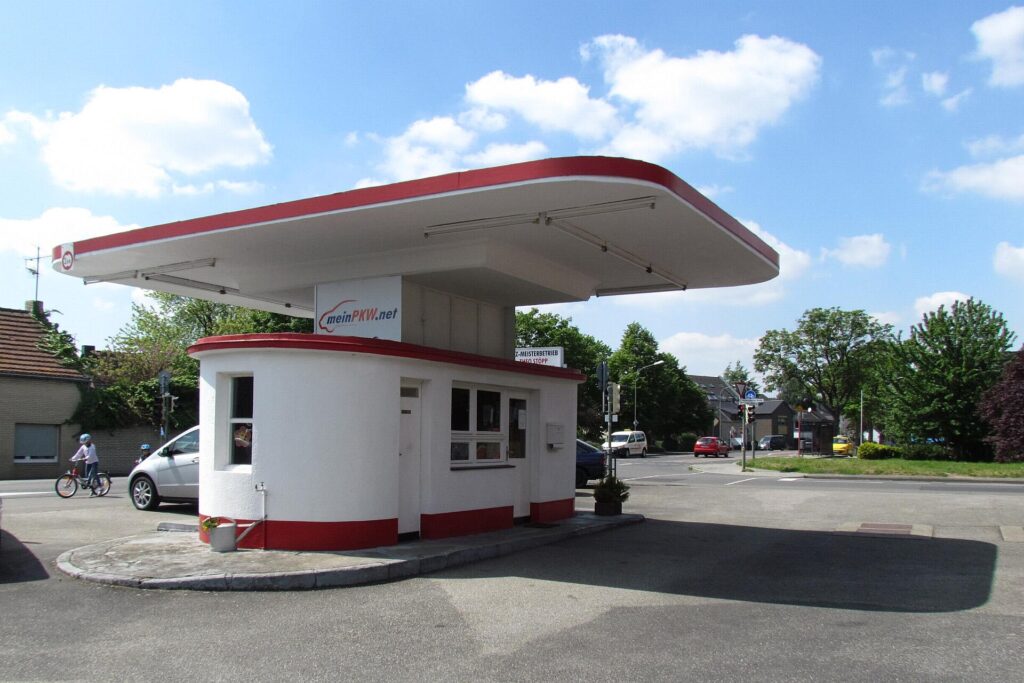 The former DAPG petrol station in Neuss-Grimlinghausen, a small rounded kiosk under a wide cantilevered roof