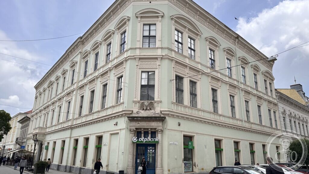 Széchenyi István utca 2, Eger: the eagle on the corner, and a scroll nobody lettered