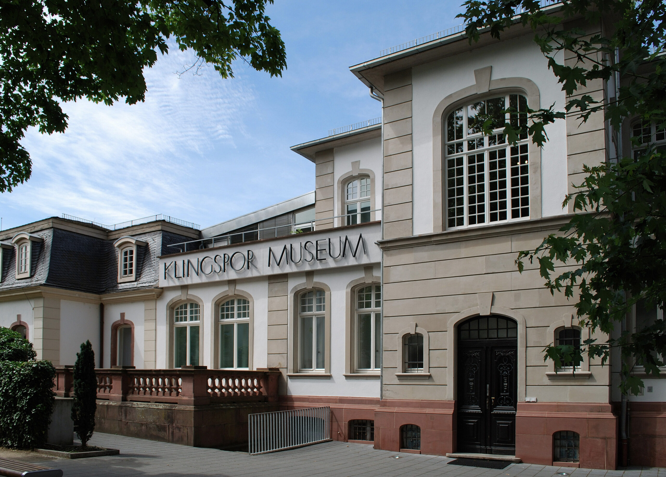 The south wing of the B&uuml;sing-Palais in Offenbach with the lettering KLINGSPOR MUSEUM across the facade